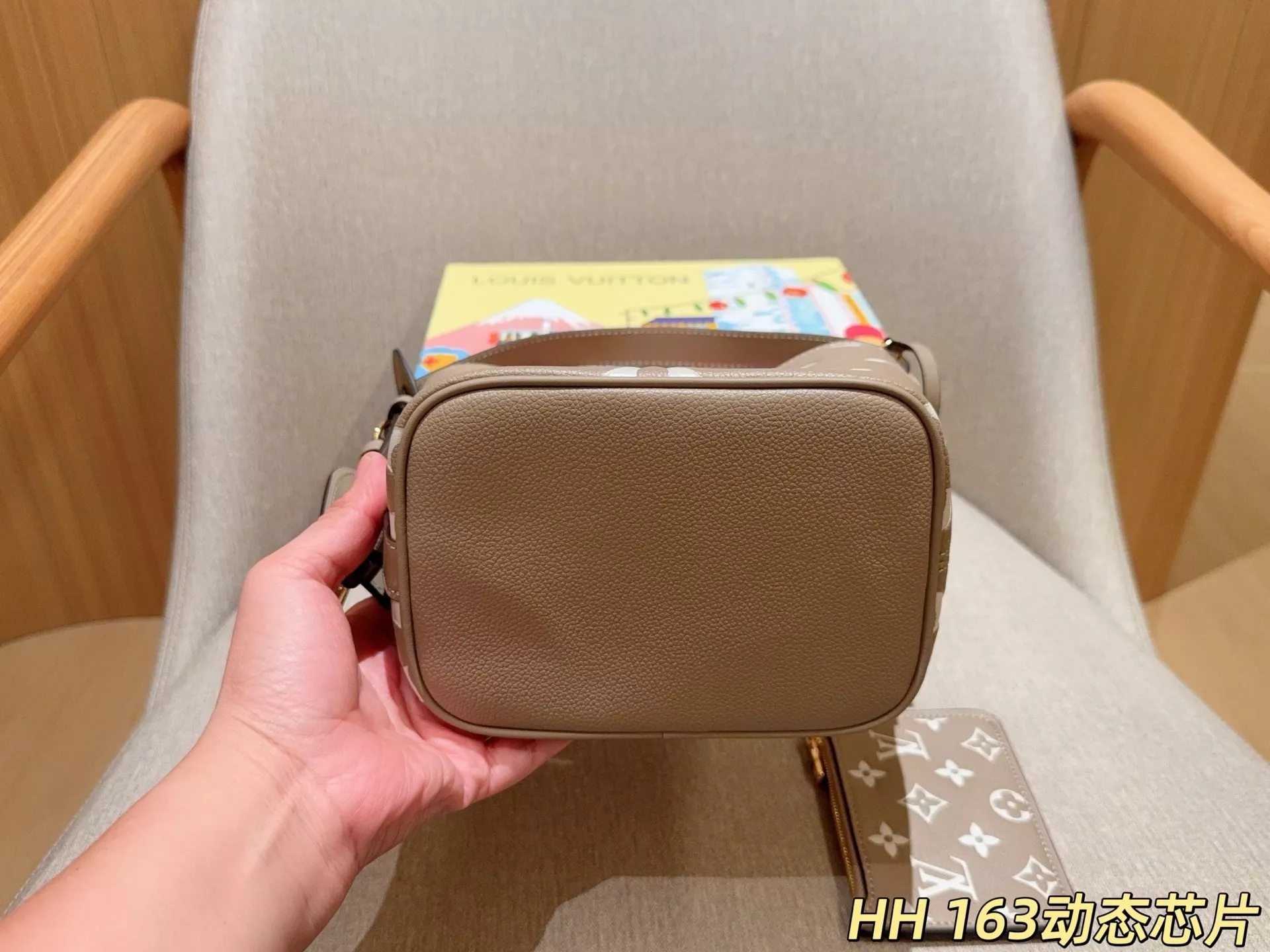 루이비통 올 인 BB 엠보싱 모노그램 버킷백 상세 이미지 16