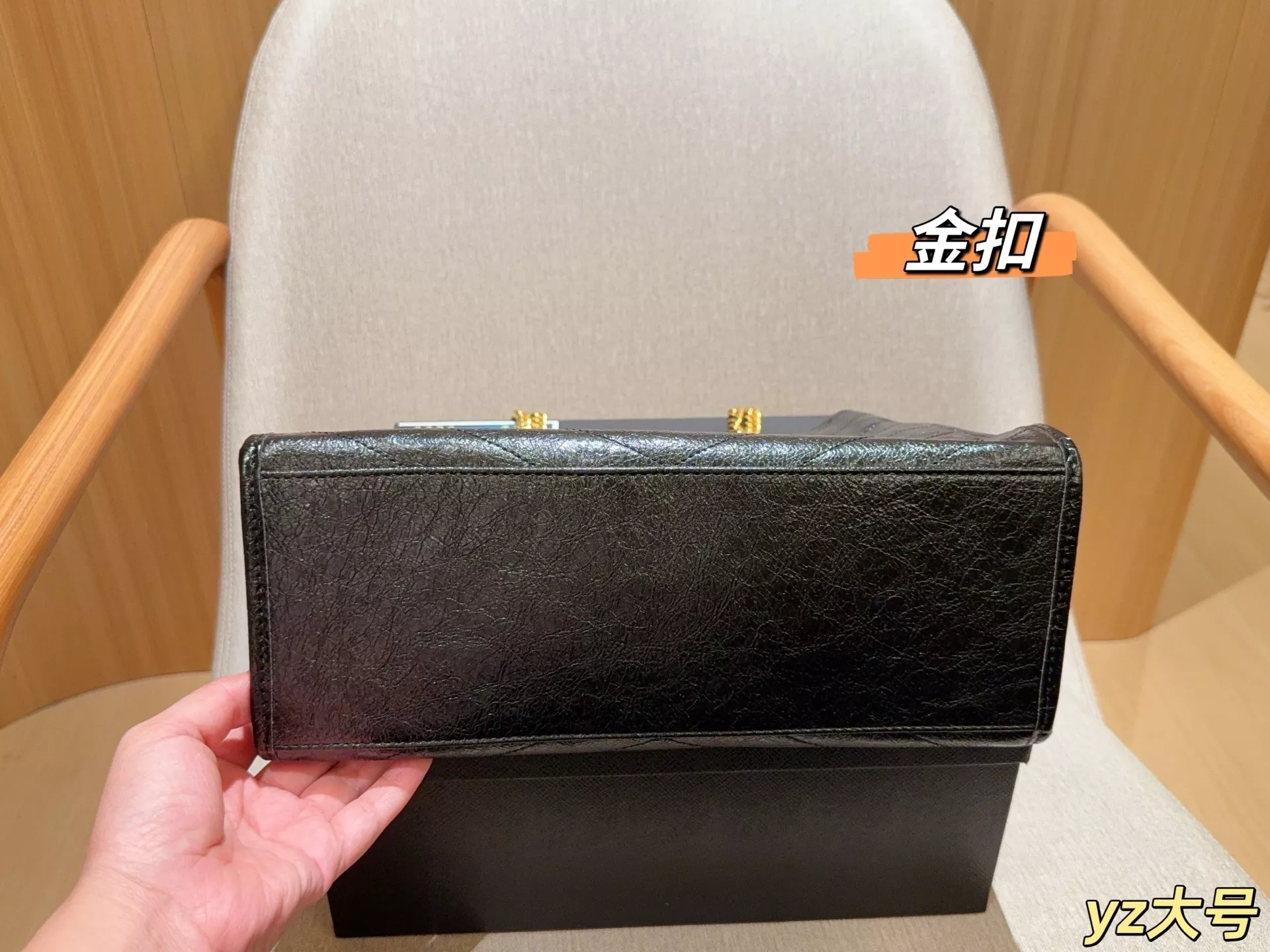 입생로랑 니키 빈티지 레더 체인 쇼핑백 상세 이미지 15