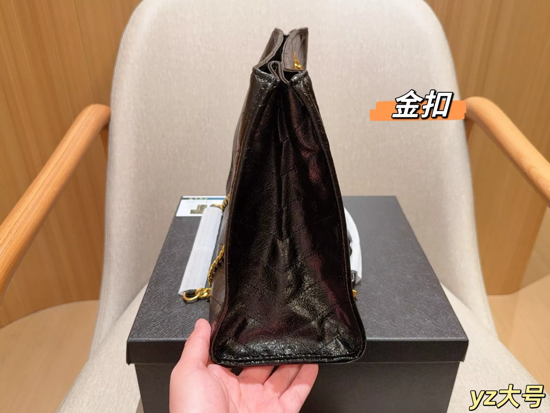 입생로랑 니키 빈티지 레더 체인 쇼핑백 상세 이미지 14