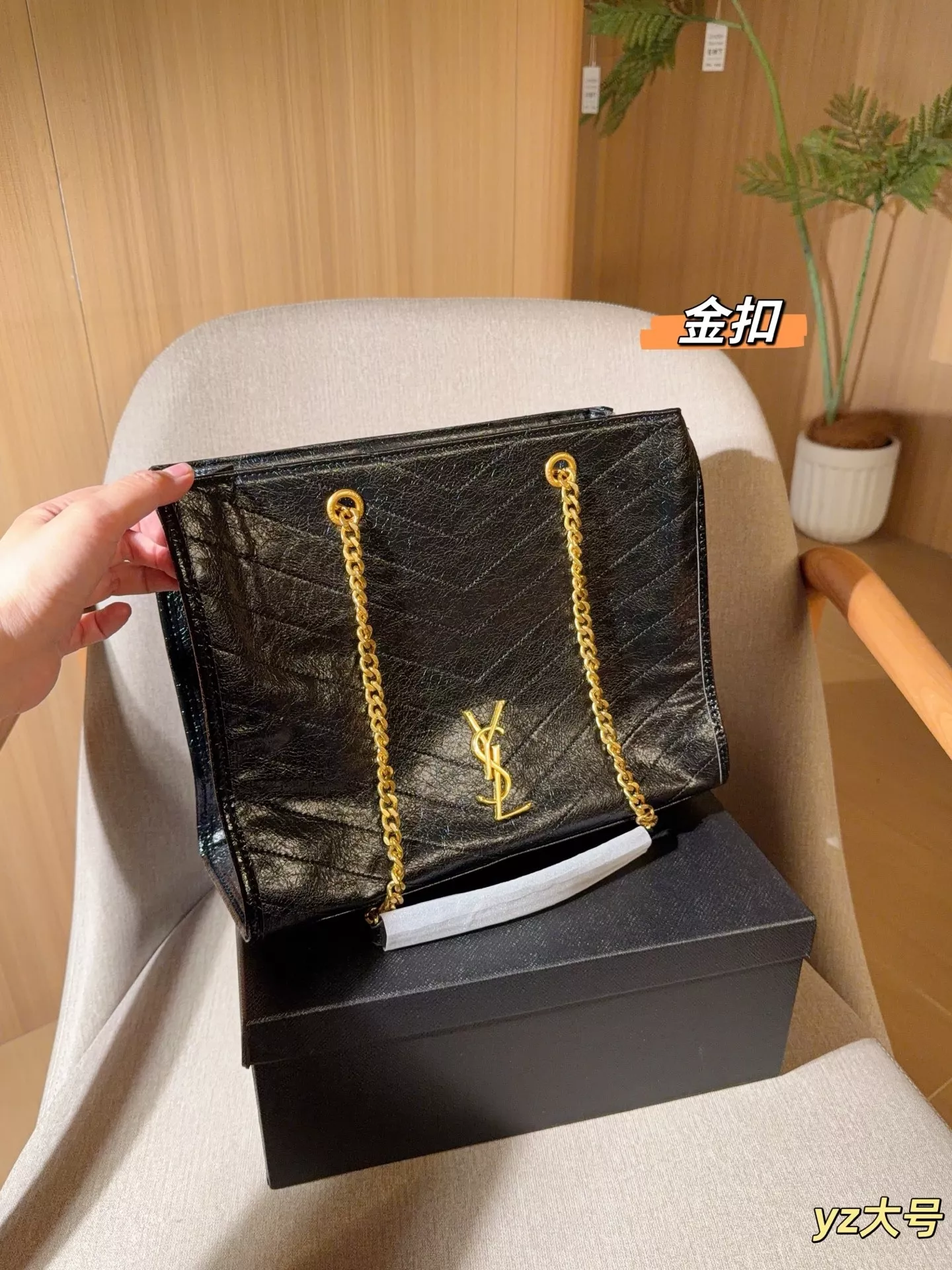 입생로랑 니키 빈티지 레더 체인 쇼핑백 상세 이미지 11
