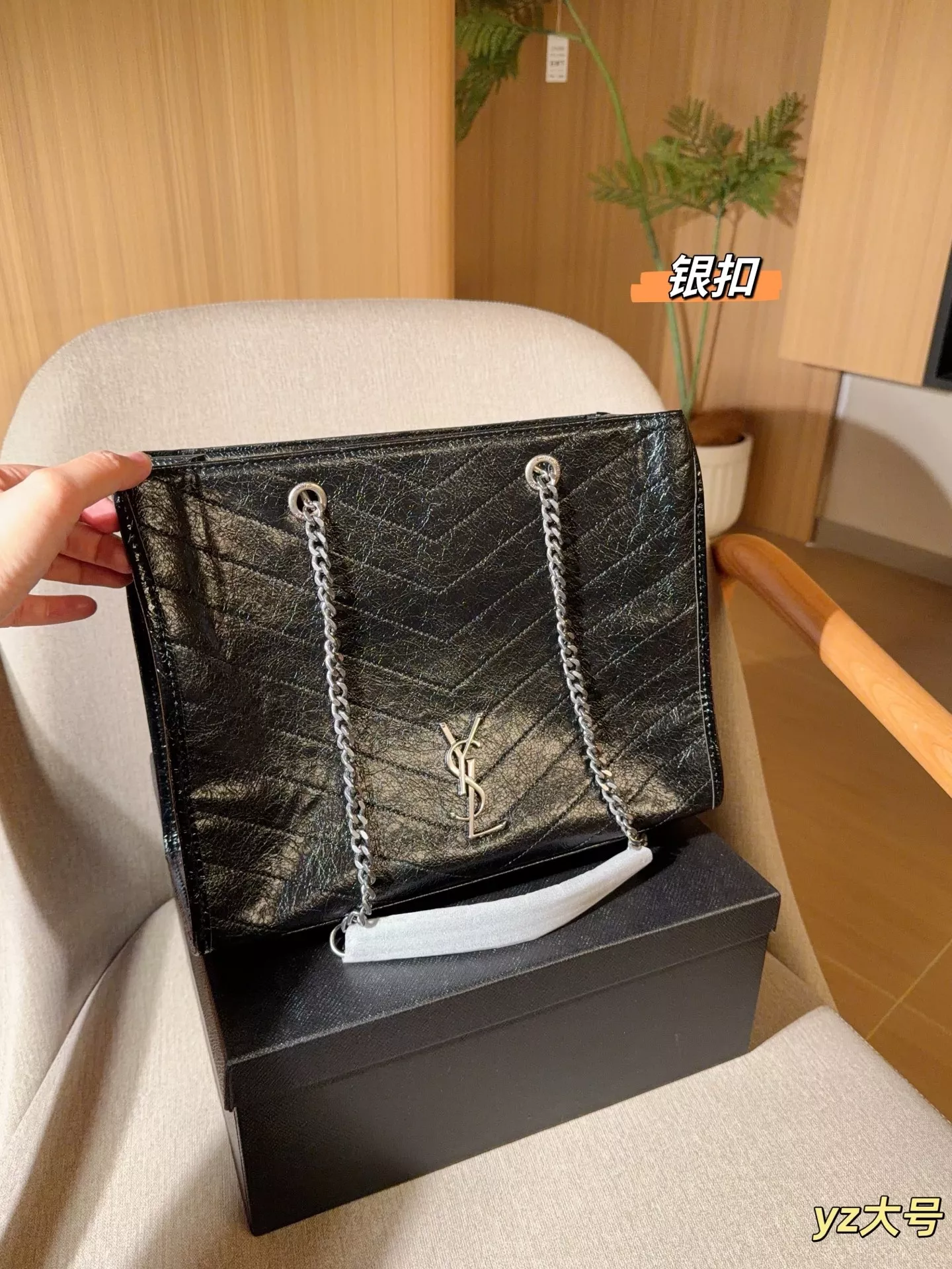 입생로랑 니키 빈티지 레더 체인 쇼핑백 상세 이미지 2