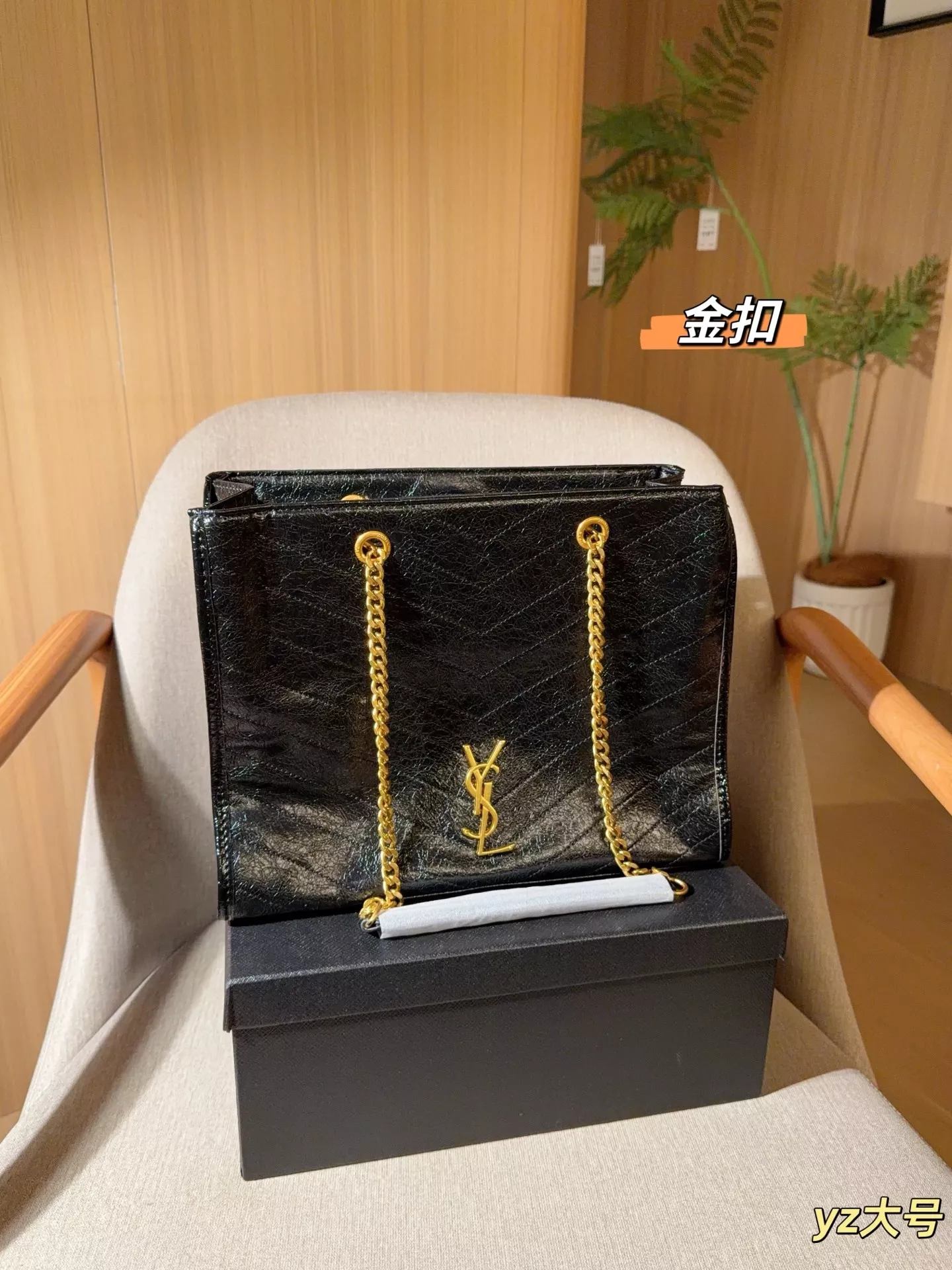 입생로랑 니키 빈티지 레더 체인 쇼핑백 상세 이미지 10