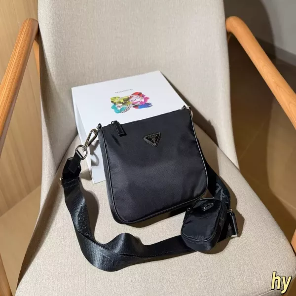 프라다 나일론 방수 원단 플랩 메신저백