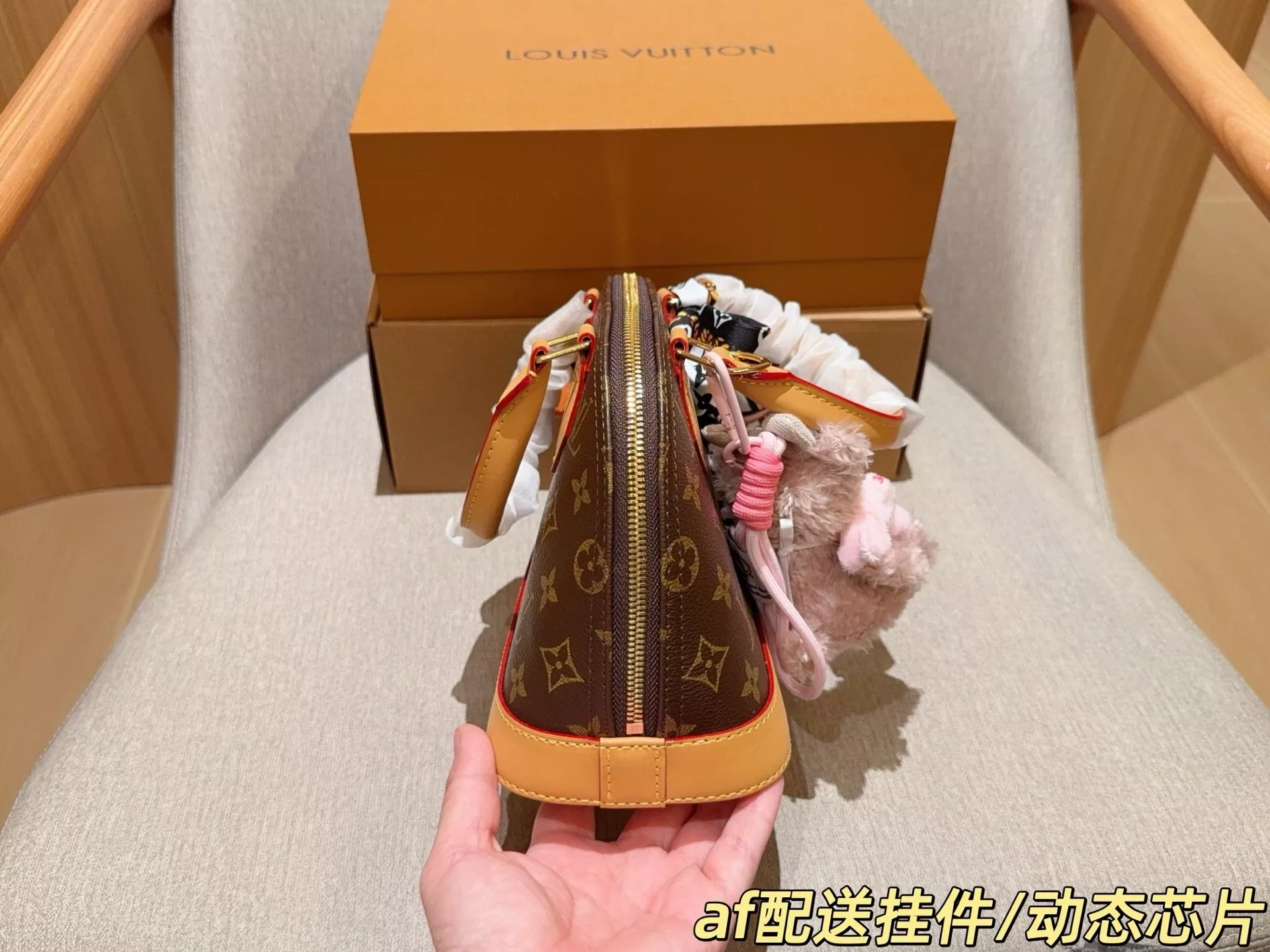 루이비통 알마 BB 모노그램 쉘 토트백 상세 이미지 5