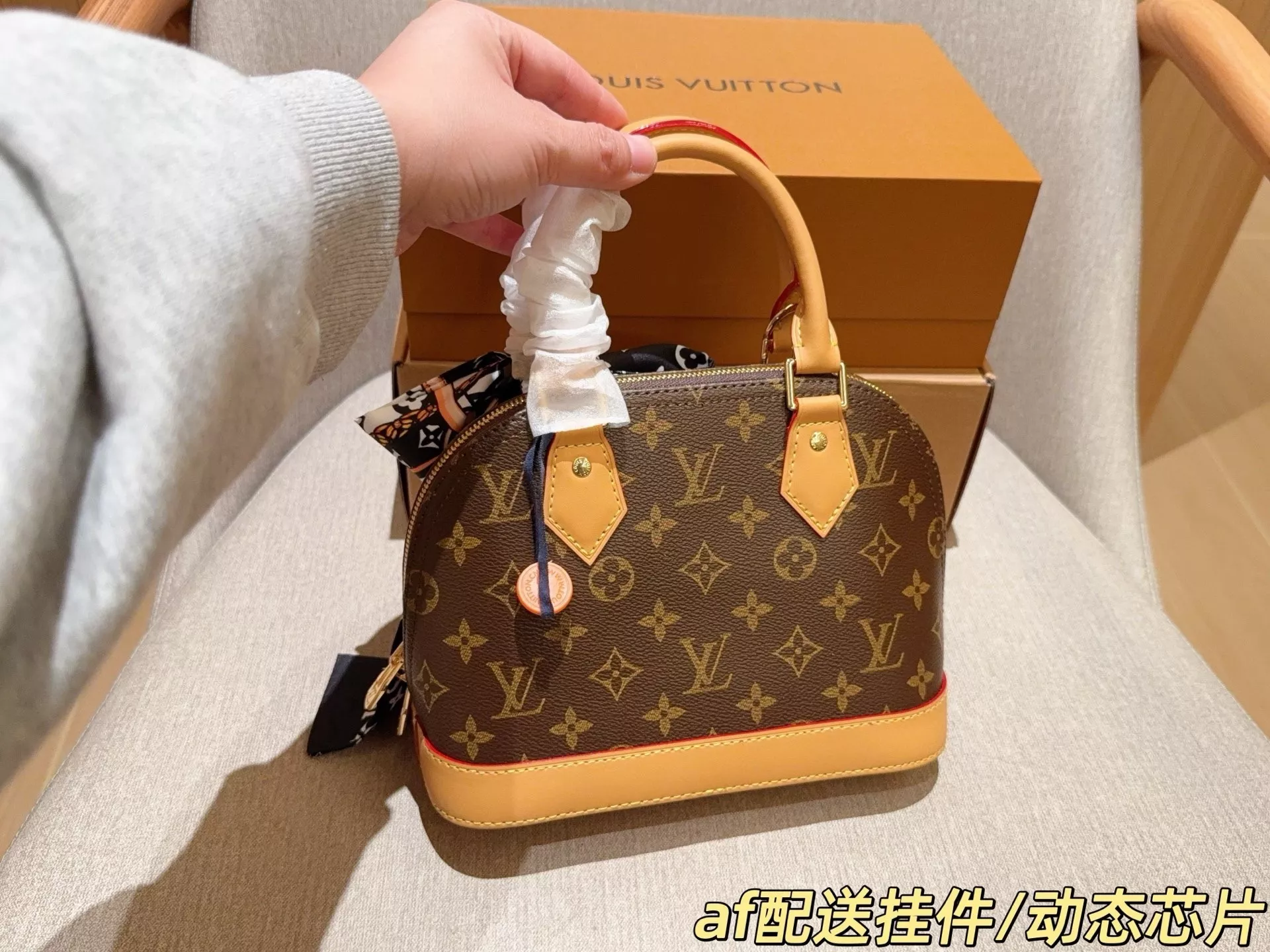 루이비통 알마 BB 모노그램 쉘 토트백 상세 이미지 4