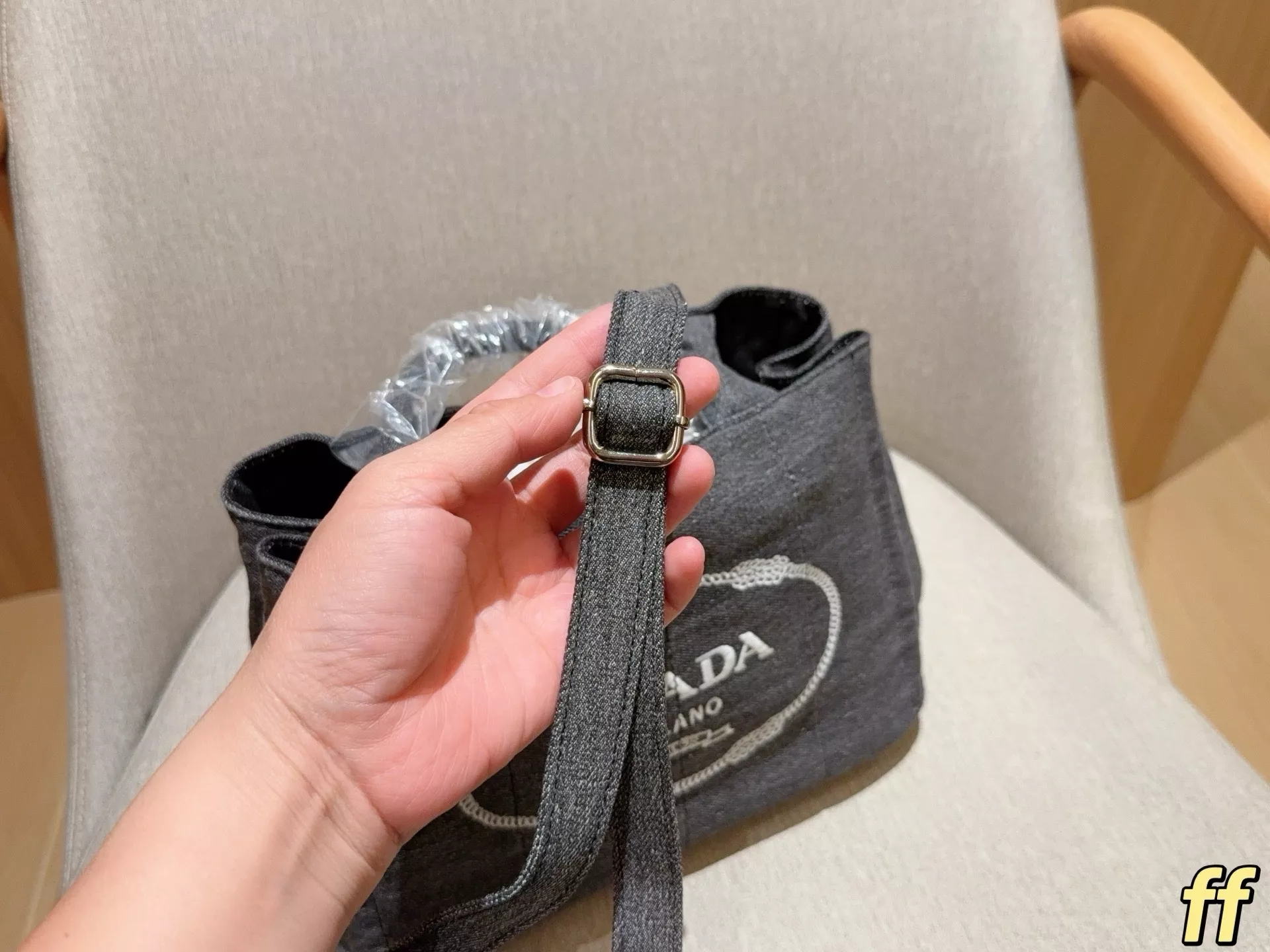프라다 데님 오픈탑 로고 토트백 상세 이미지 8