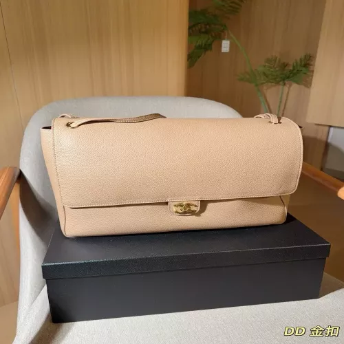 샤넬 맥시 금장 플랩 바이커 숄더백