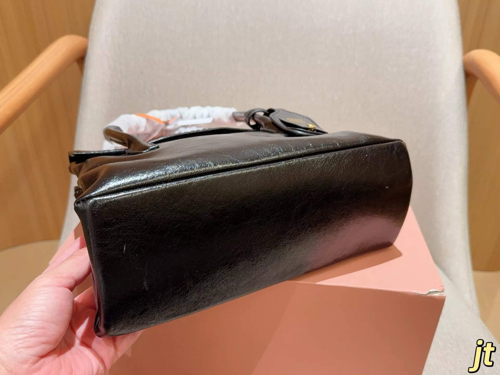 미우미우 솔리테어 오일왁스 가죽 탑핸들 토트백 상세 이미지 6