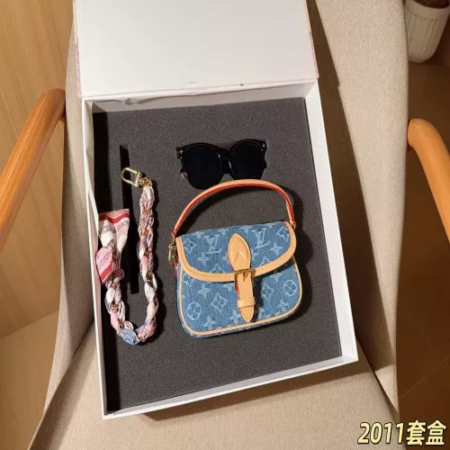루이비통 미니 데님 모노그램 참 장식 바게트백