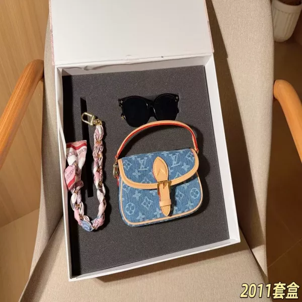 루이비통 미니 데님 모노그램 참 장식 바게트백