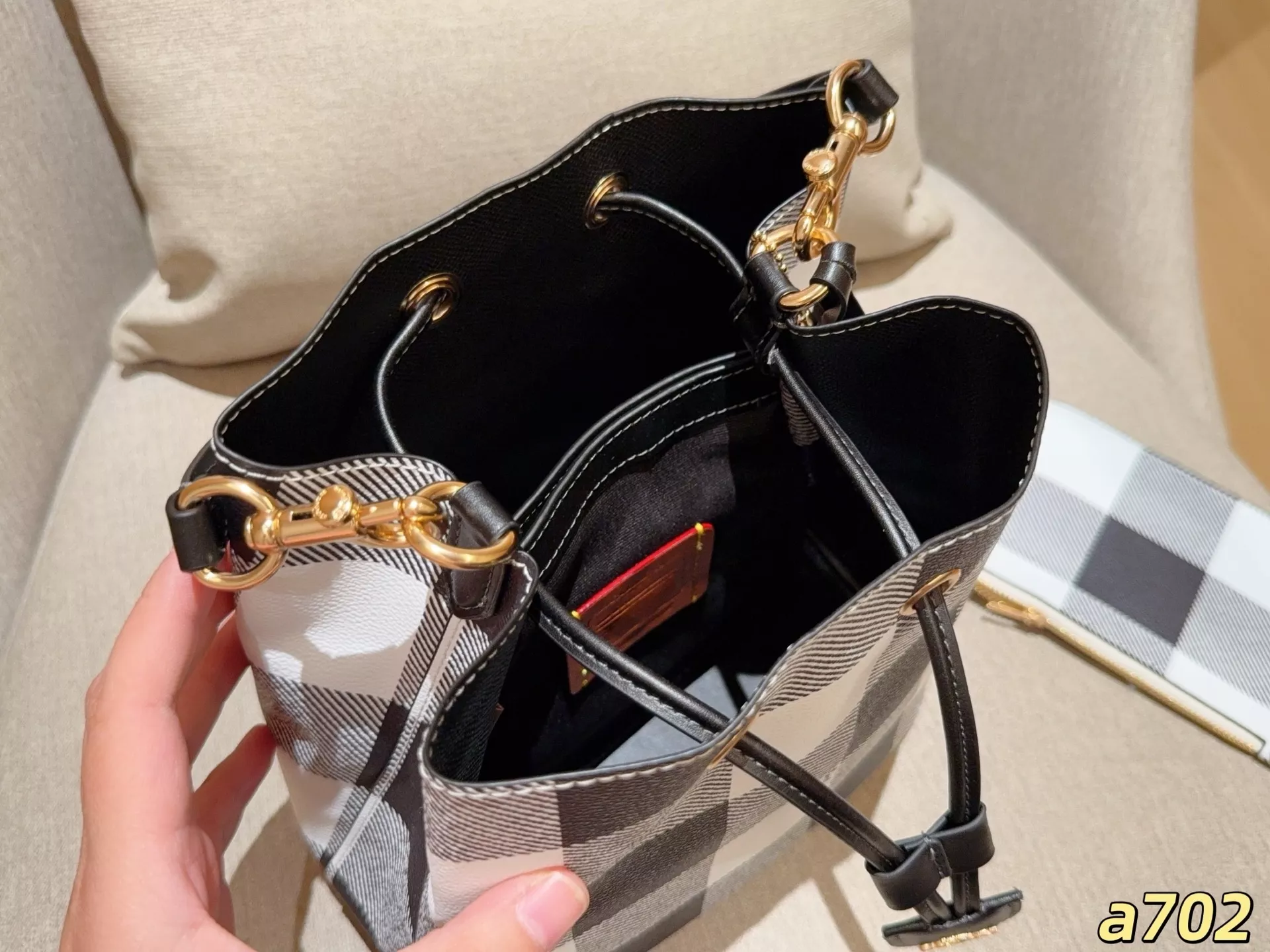 코치 로완 블루 체크 드로스트링 버킷백 상세 이미지 18