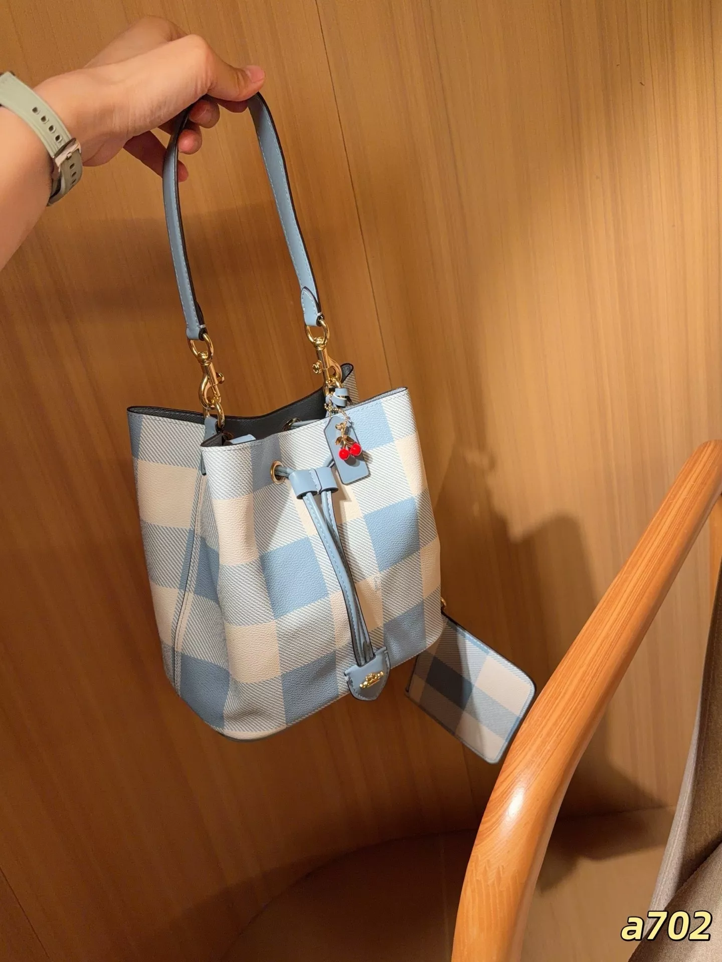 코치 로완 블루 체크 드로스트링 버킷백 상세 이미지 3