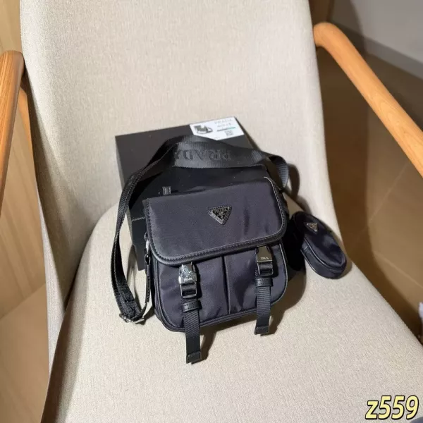 프라다 나일론 방수 원단 플랩 메신저백