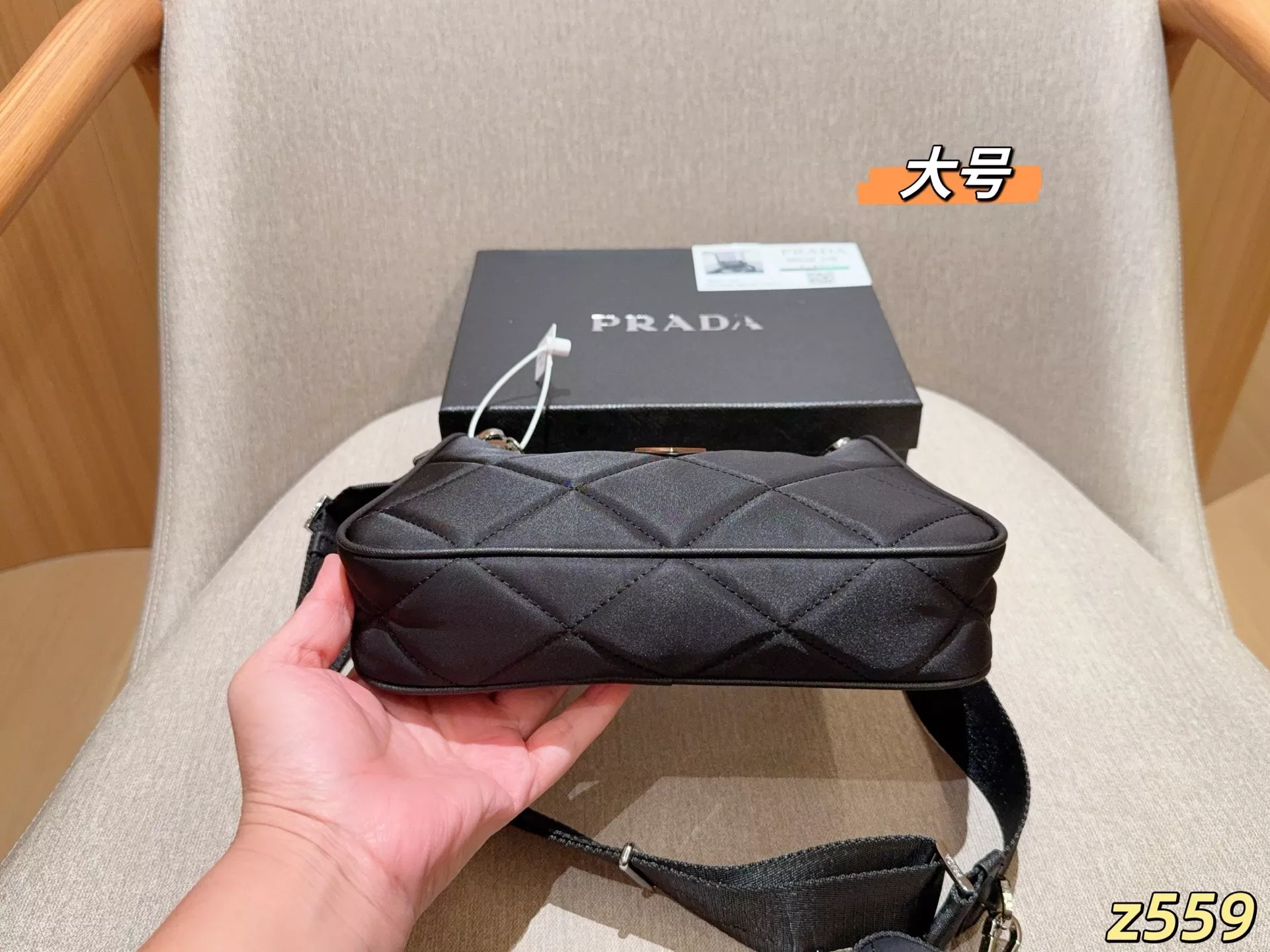 프라다 나일론 퀼팅 삼합일 스트랩 크로스백 상세 이미지 15