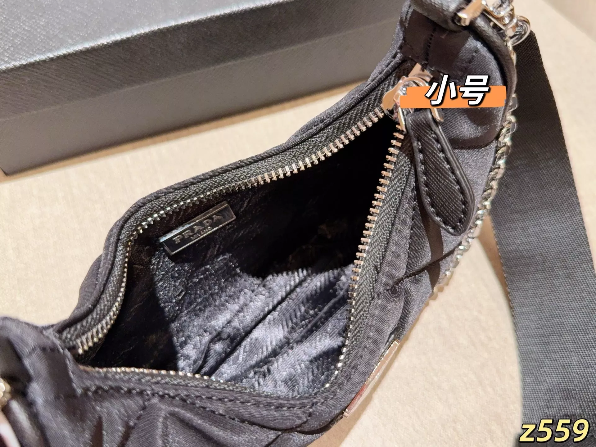 프라다 나일론 퀼팅 삼합일 스트랩 크로스백 상세 이미지 9