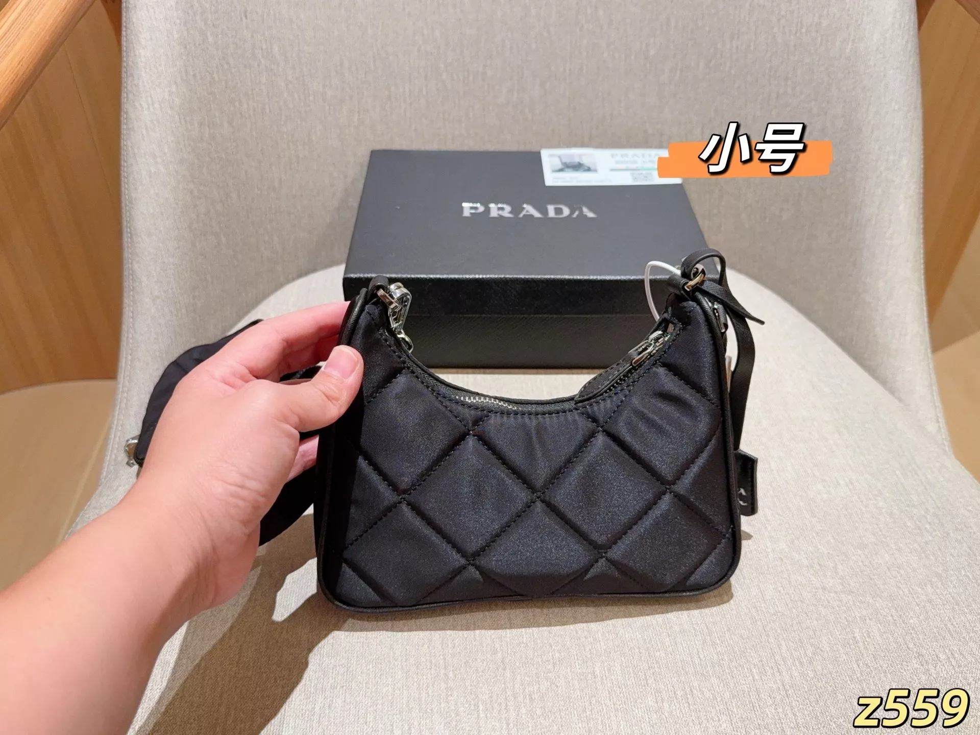 프라다 나일론 퀼팅 삼합일 스트랩 크로스백 상세 이미지 4
