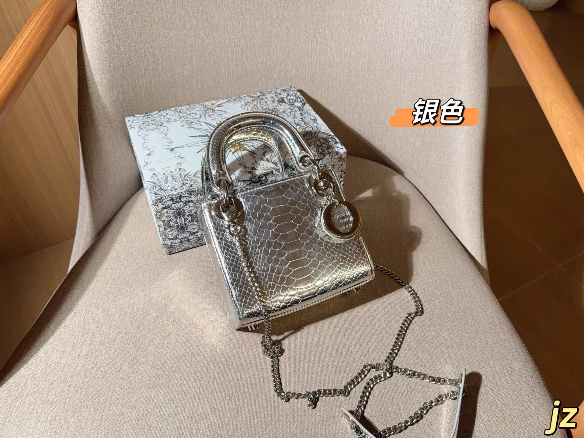 디올 페이턴트 뱀피 패턴 레이디 토트백 상세 이미지 2