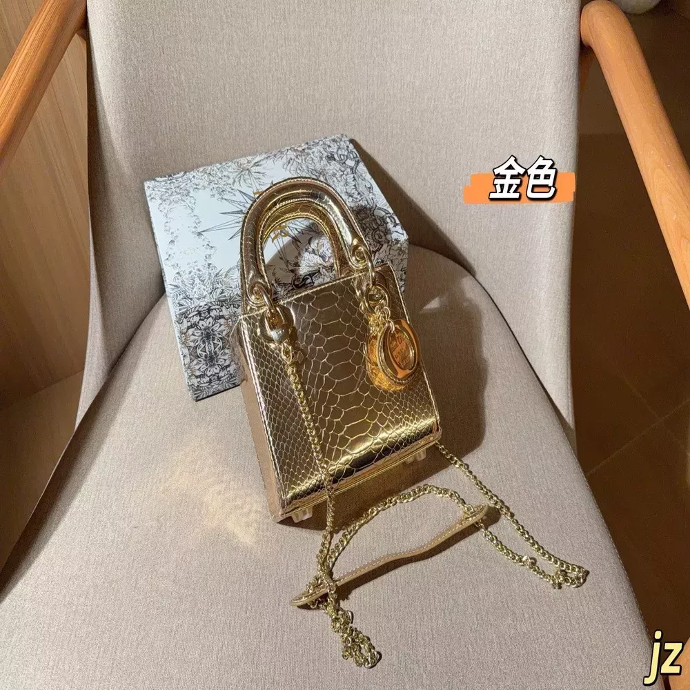 디올 페이턴트 뱀피 패턴 레이디 토트백