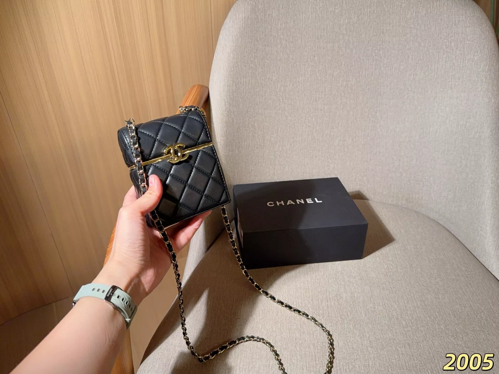 샤넬 22P 퀼팅 하드박스 체인 미니백 상세 이미지 3