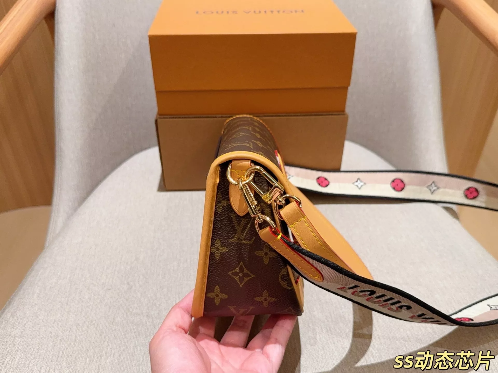 루이비통 다이앤 모노그램 미니 플랩 바게트백 상세 이미지 5