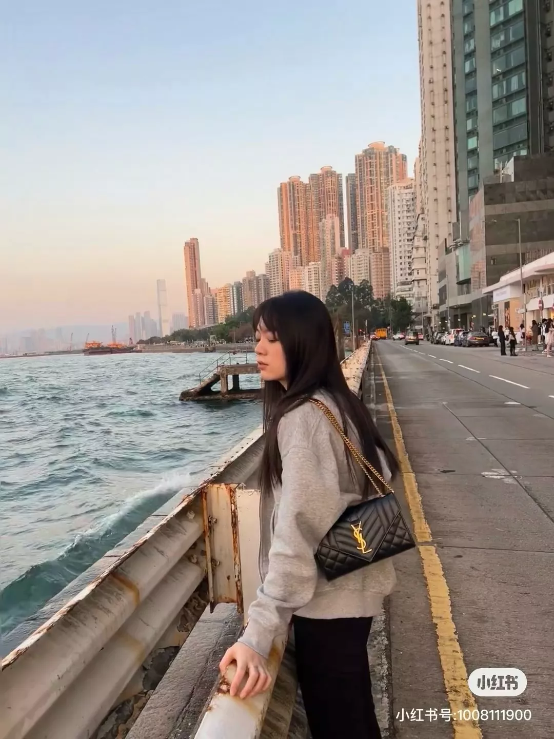 입생로랑 엔벨로프 퀼팅 캐비어 체인 숄더백 상세 이미지 24