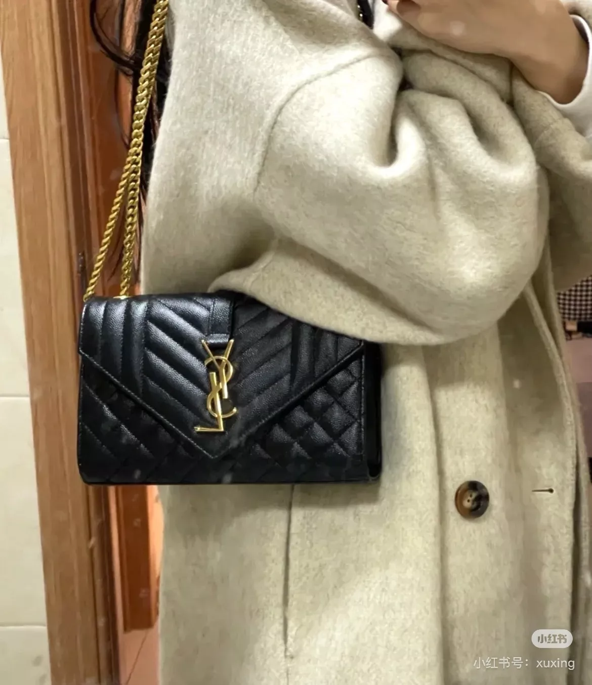 입생로랑 엔벨로프 퀼팅 캐비어 체인 숄더백 상세 이미지 23