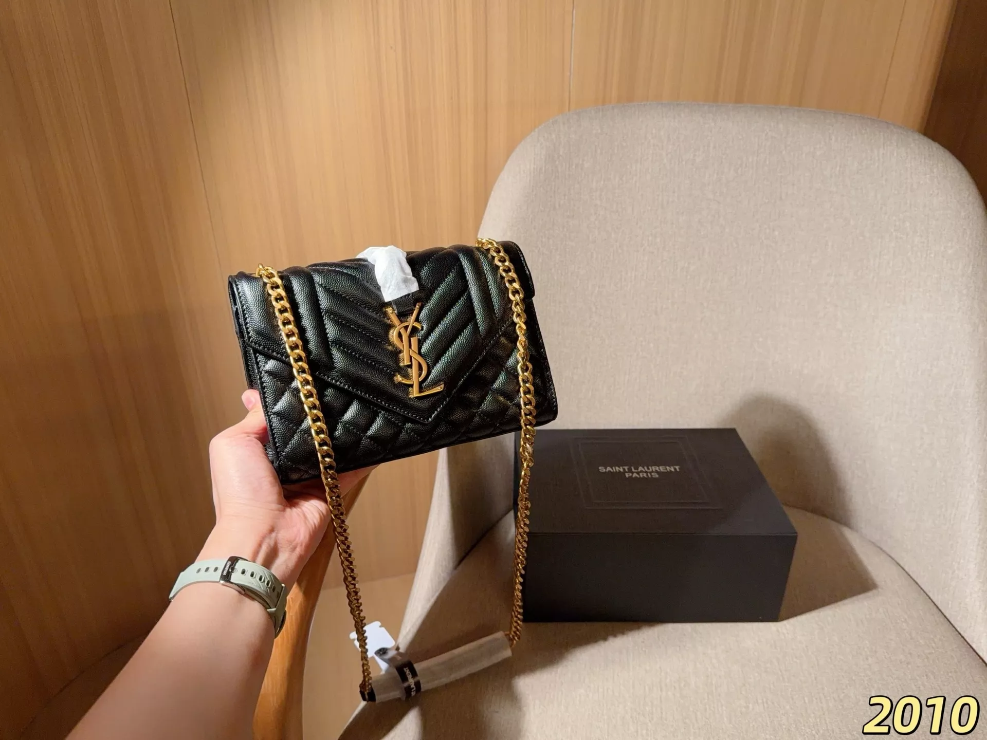 입생로랑 엔벨로프 퀼팅 캐비어 체인 숄더백 상세 이미지 3