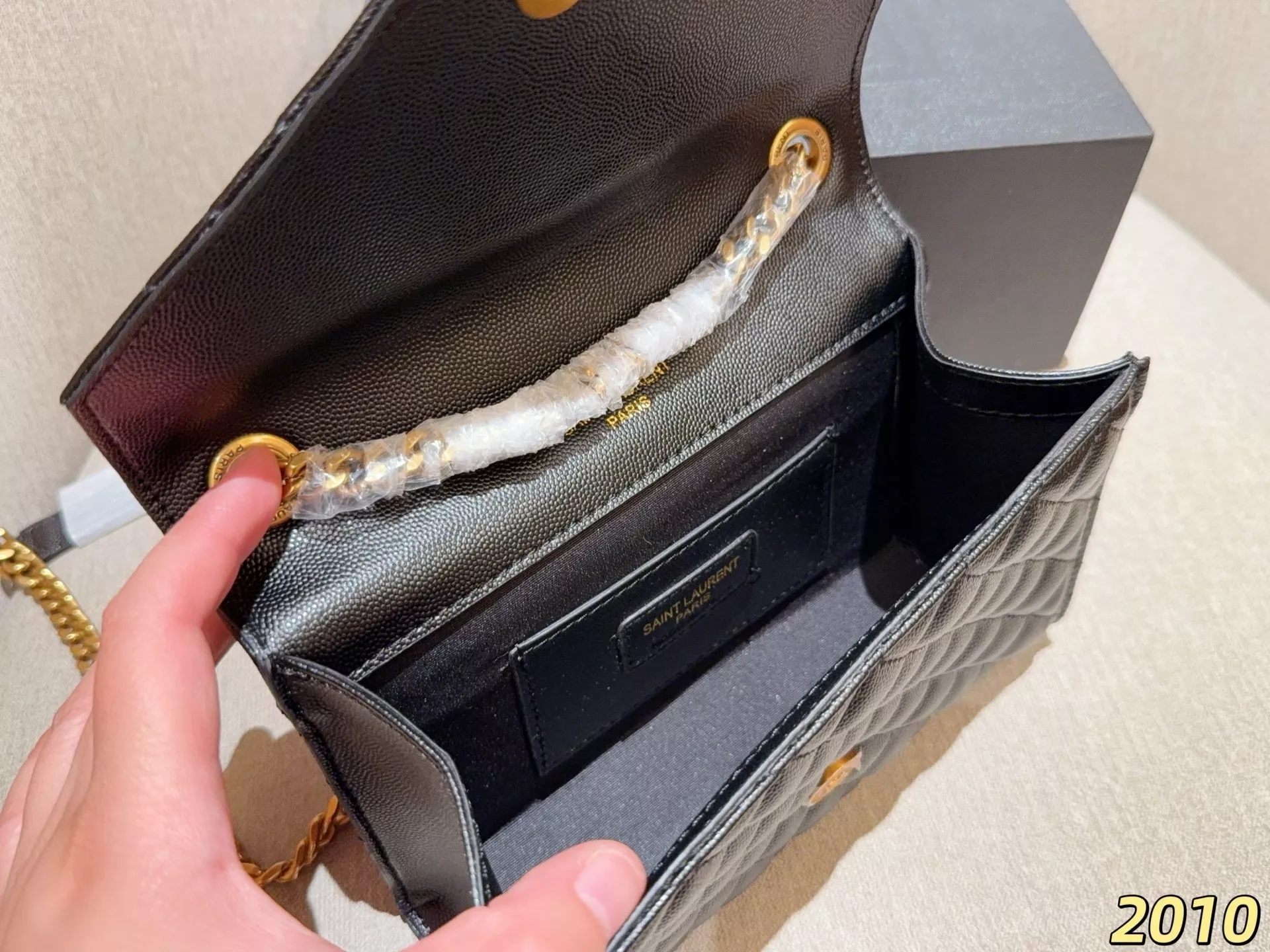 입생로랑 엔벨로프 퀼팅 캐비어 체인 숄더백 상세 이미지 9