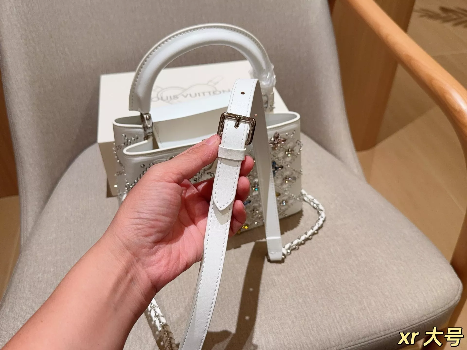 루이비통 카퓌신 플라워 자수 스팽글 장식 토트백 상세 이미지 8