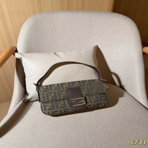 펜디 주카 패턴 플랩 바게트 숄더백