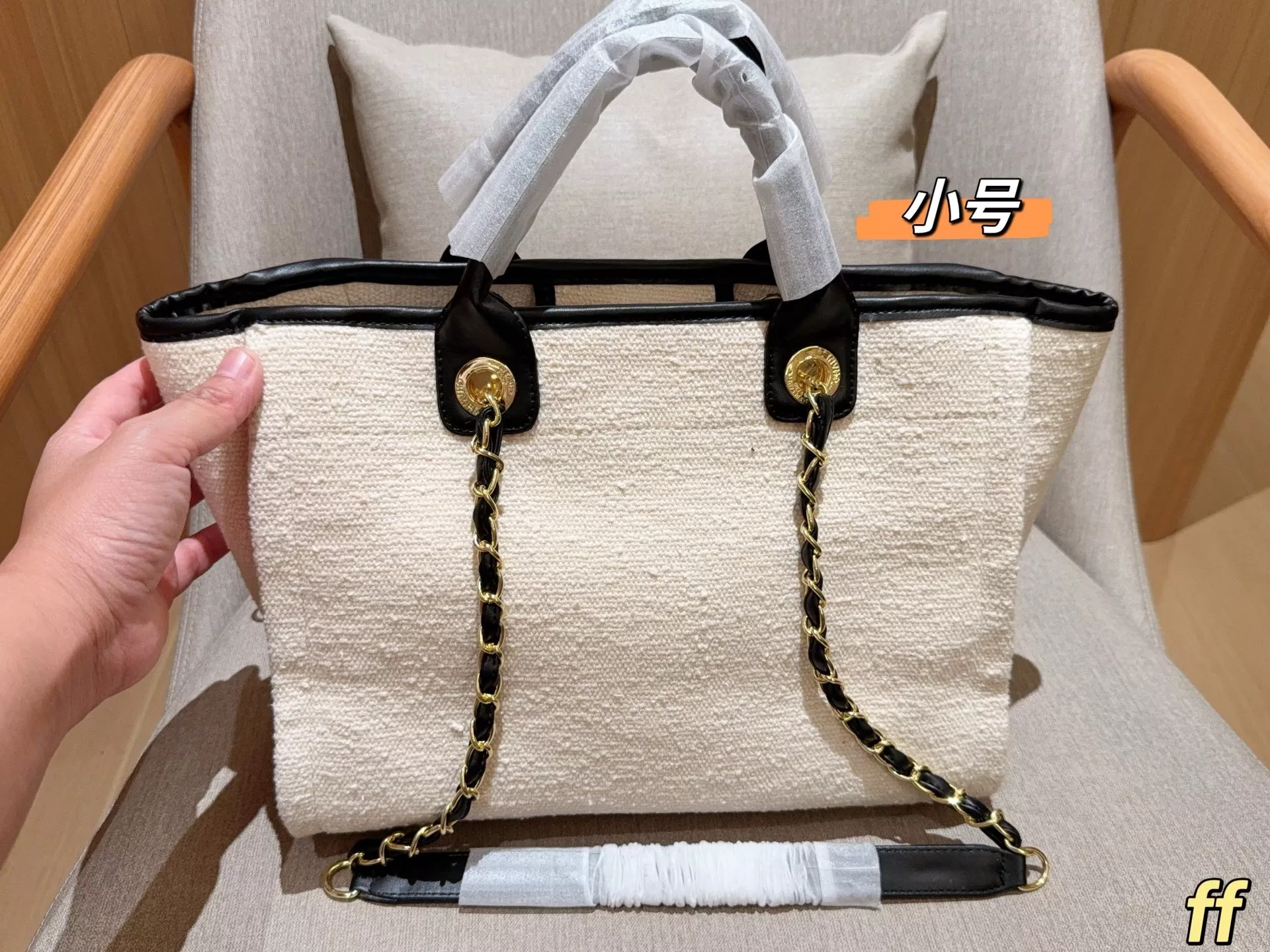 샤넬 로고 프린트 대용량 비치 쇼퍼백 상세 이미지 4