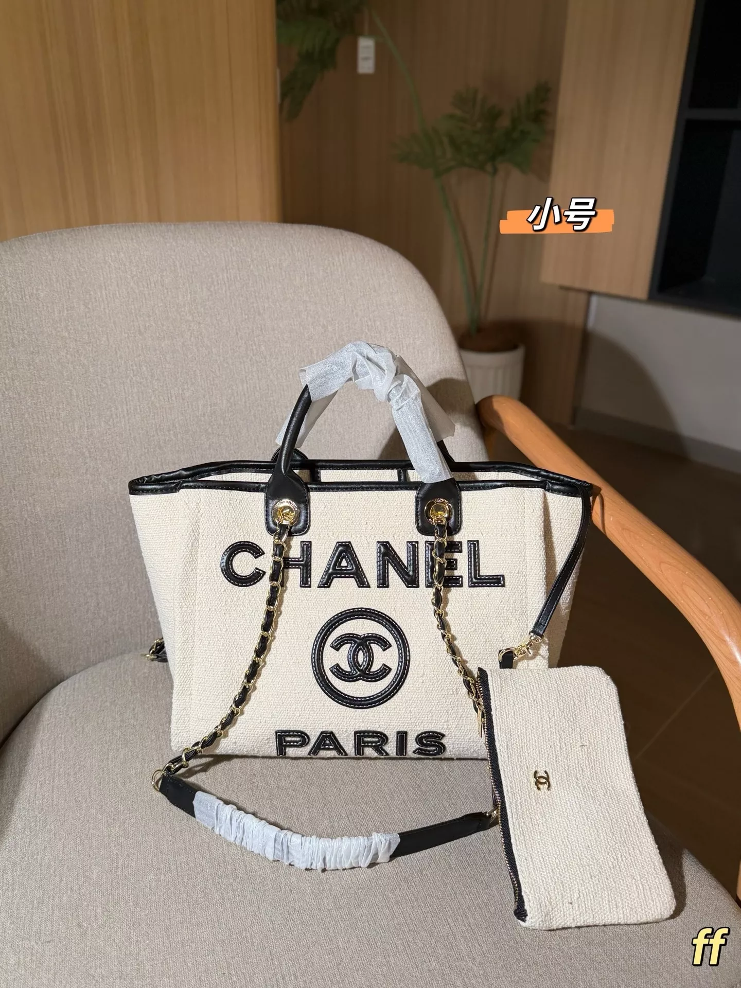 샤넬 로고 프린트 대용량 비치 쇼퍼백 상세 이미지 1