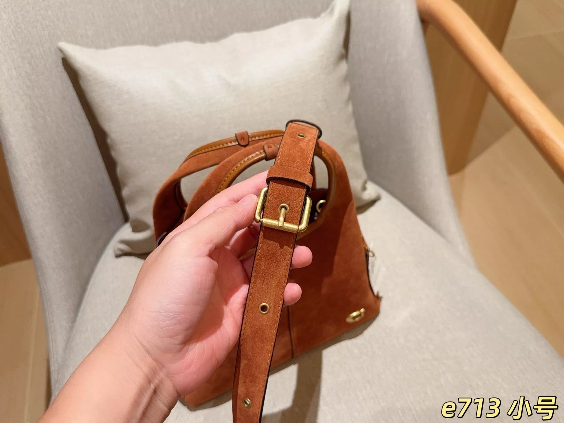코치 라나 스웨이드 버킷형 토트백 상세 이미지 8