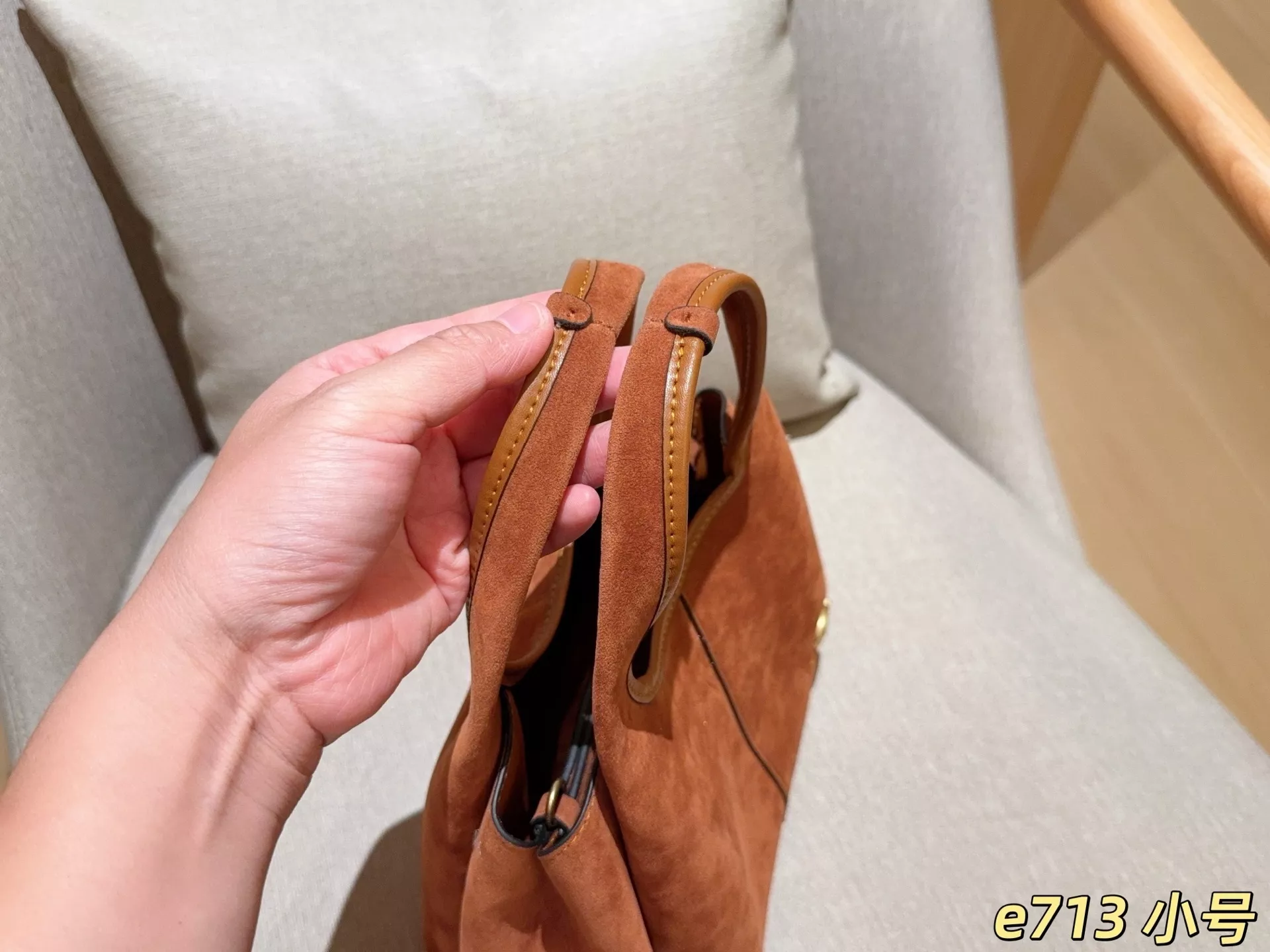 코치 라나 스웨이드 버킷형 토트백 상세 이미지 7