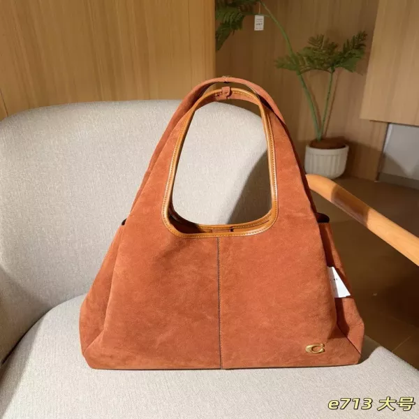 코치 라나 스웨이드 버킷형 토트백