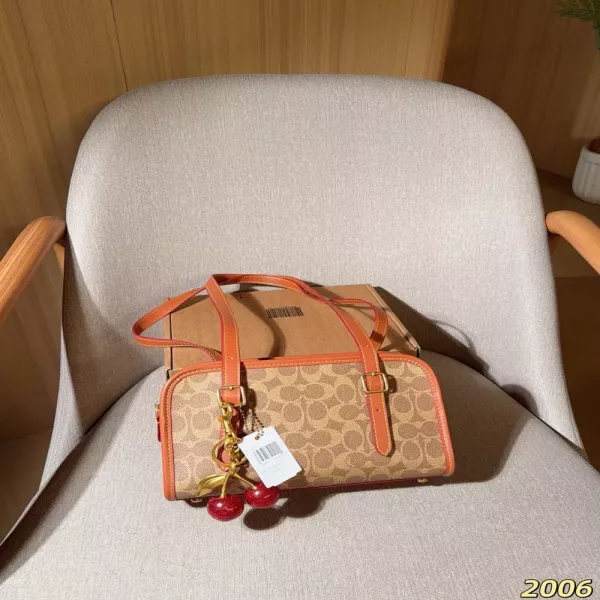 코치 스윙 지퍼 볼링 쉐이프 언더암 핸드백