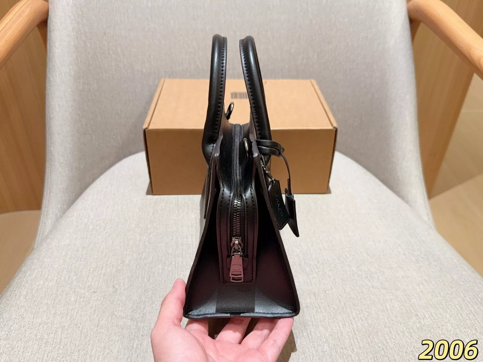 코치 안드레아 캐리올 탑핸들 스트랩 토트백 상세 이미지 5