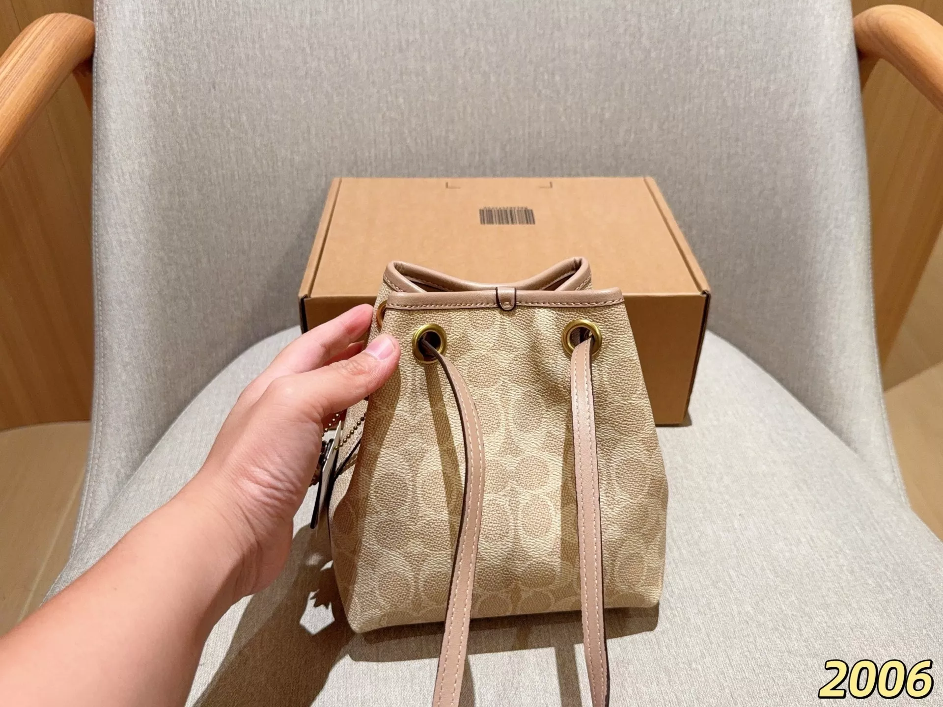 코치 제이드 모노그램 드로스트링 미니 버킷백 상세 이미지 4