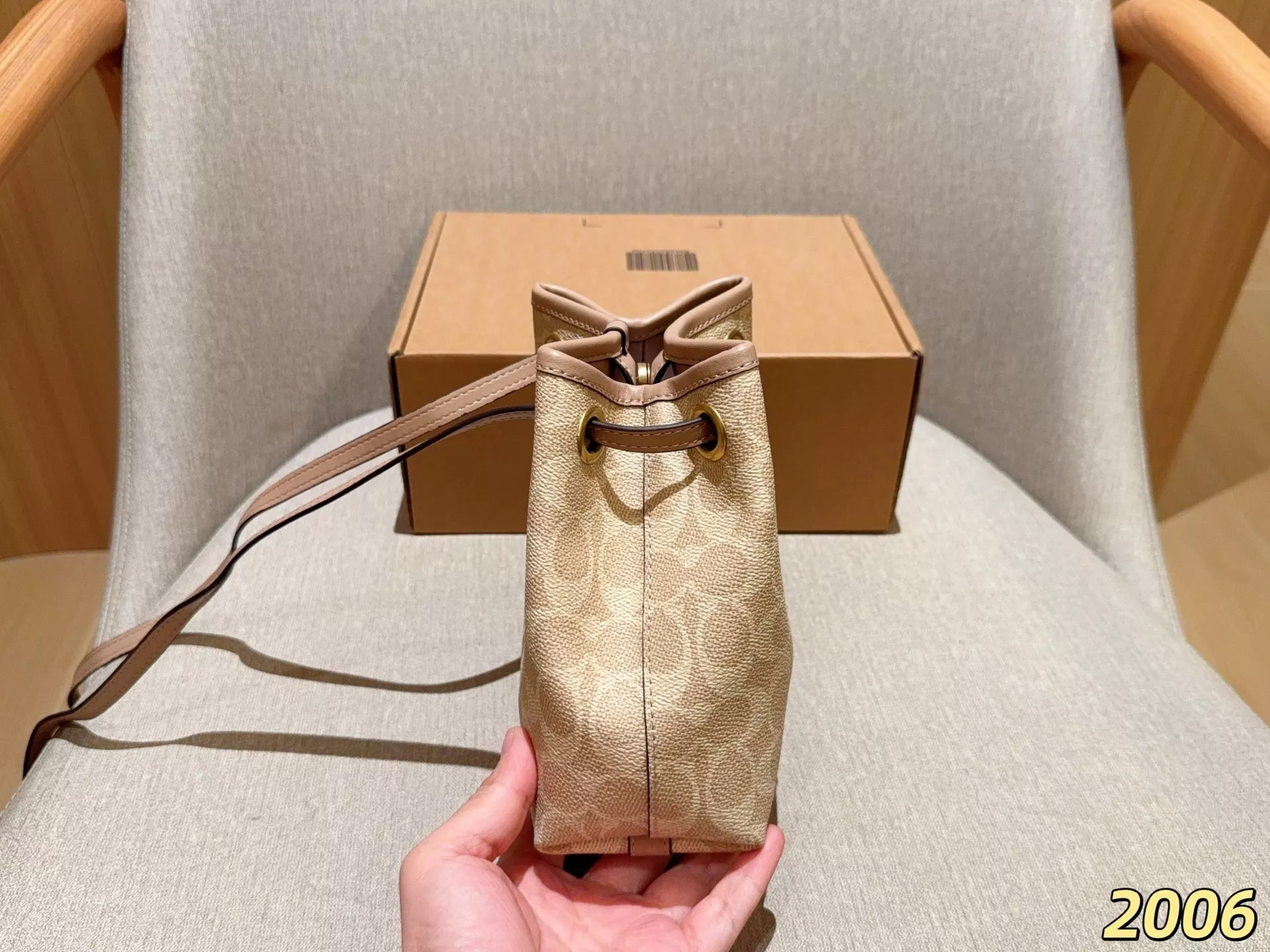 코치 제이드 모노그램 드로스트링 미니 버킷백 상세 이미지 5