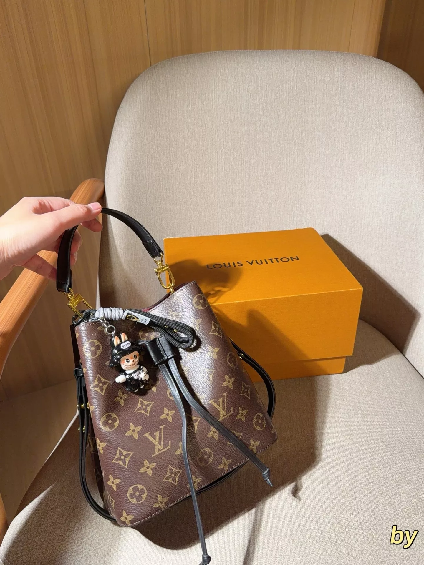 루이비통 네오노에 모노그램 드로스트링 버킷백 상세 이미지 19