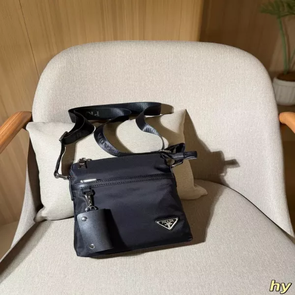 프라다 나일론 방수 원단 플랩 메신저백