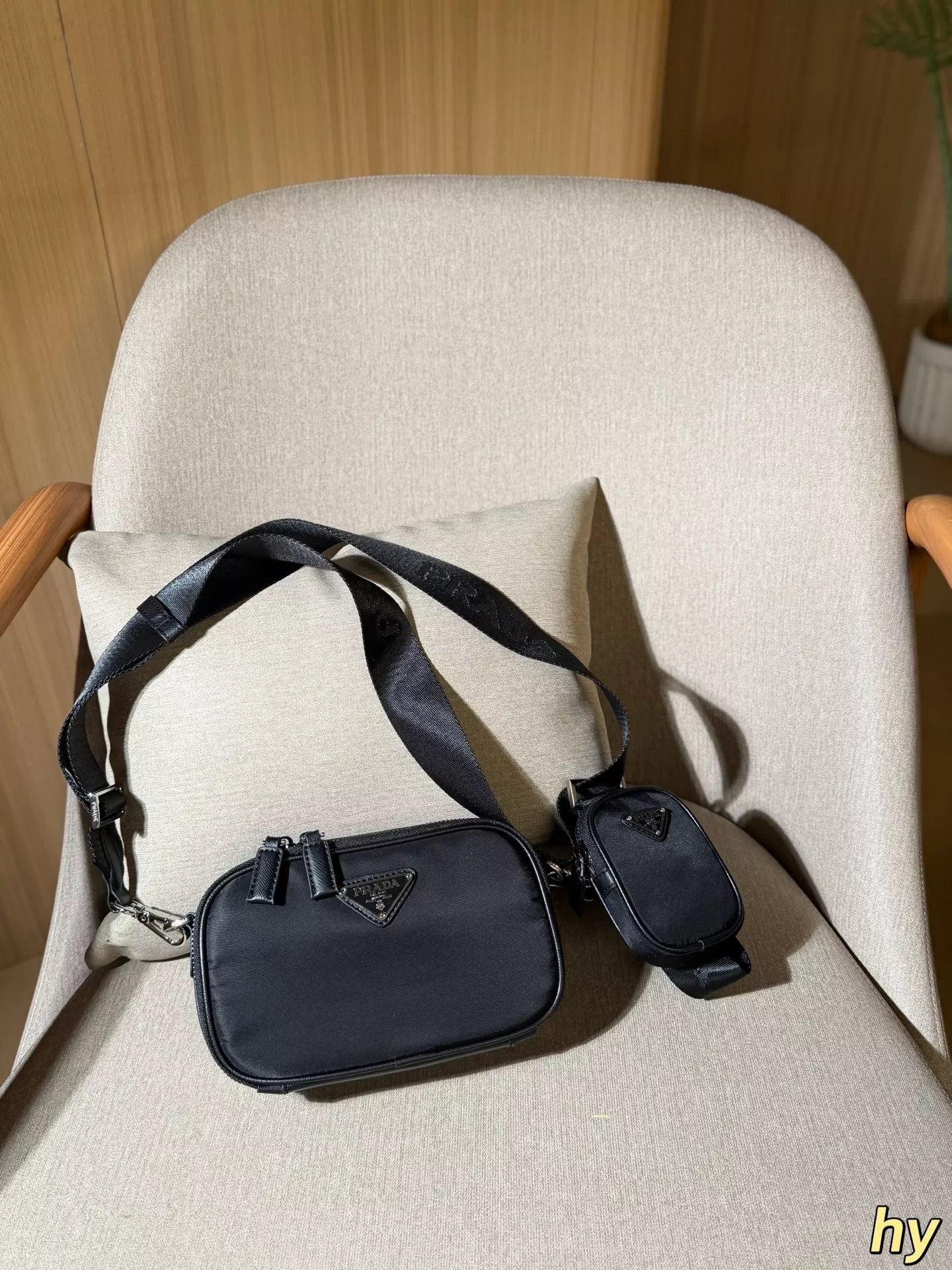 프라다 나일론 방수 원단 삼합일 스트랩 카메라백 상세 이미지 1