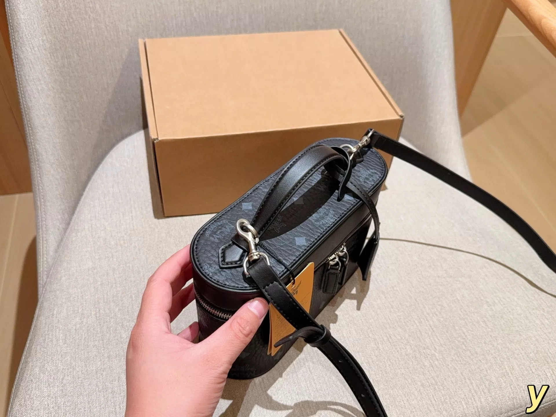 엠씨엠 비세토스 패턴 박스형 미니 크로스백 상세 이미지 16