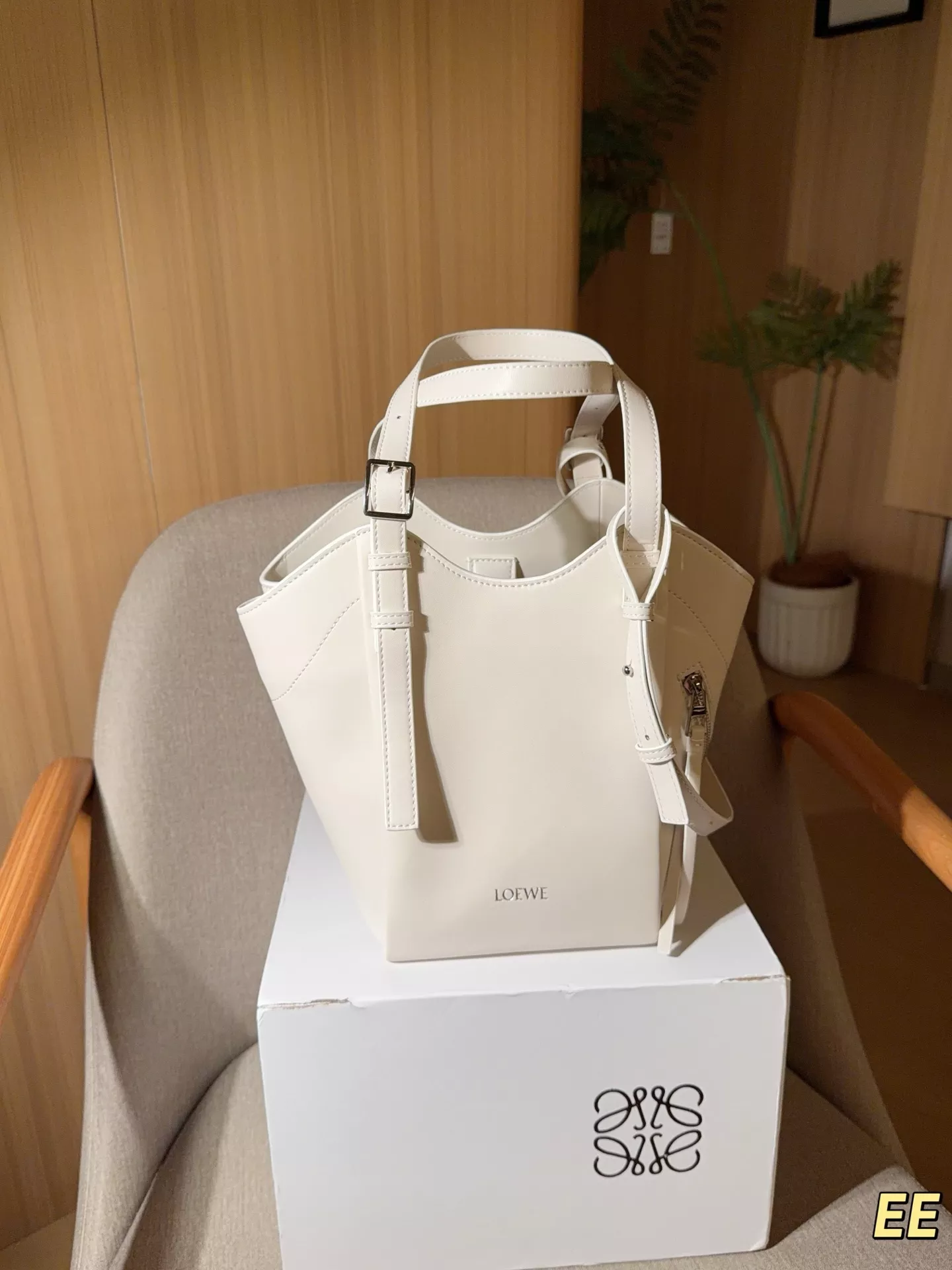 로에베 해먹 플립 레더 투웨이 숄더백 상세 이미지 10