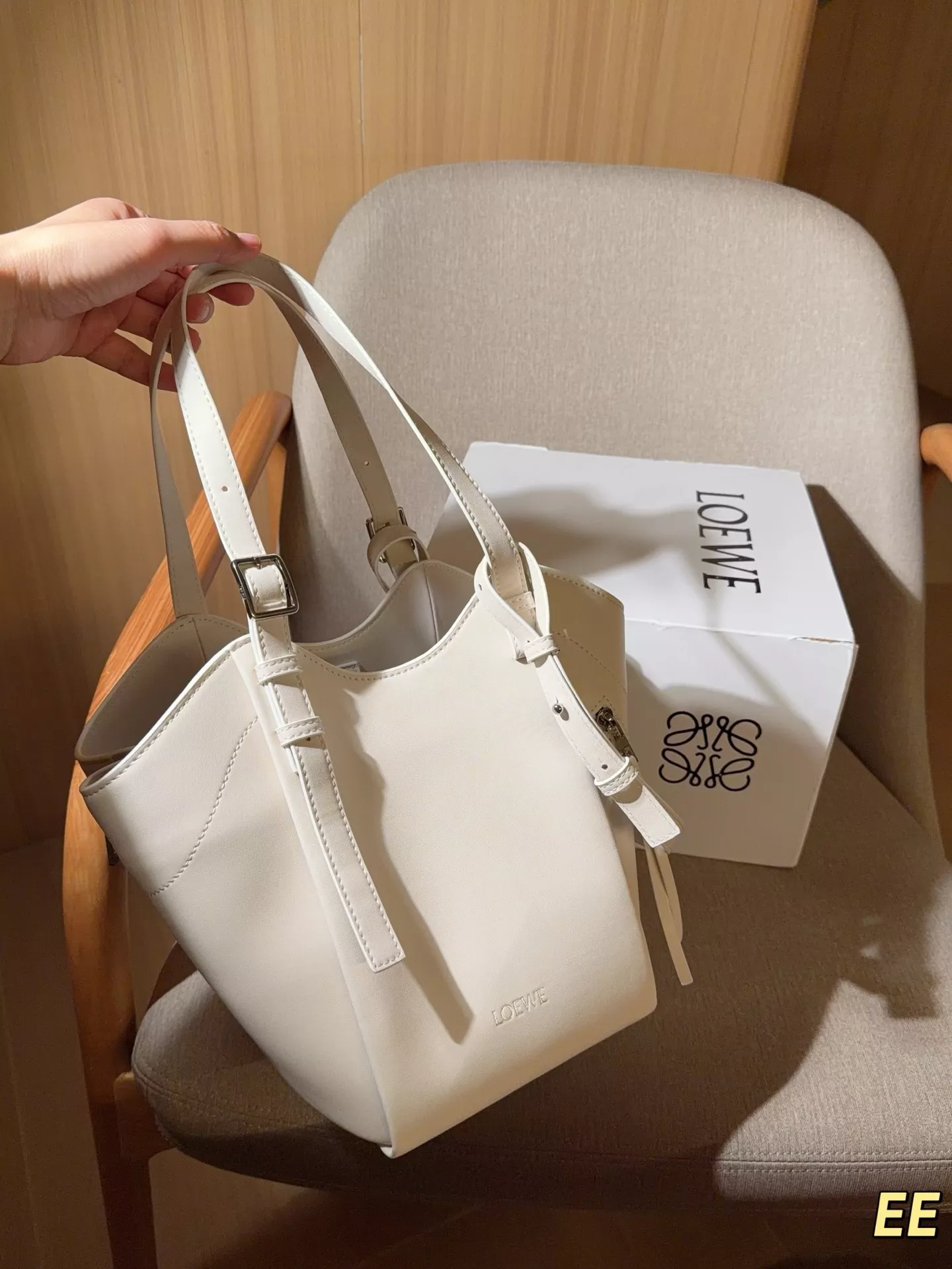 로에베 해먹 플립 레더 투웨이 숄더백 상세 이미지 11