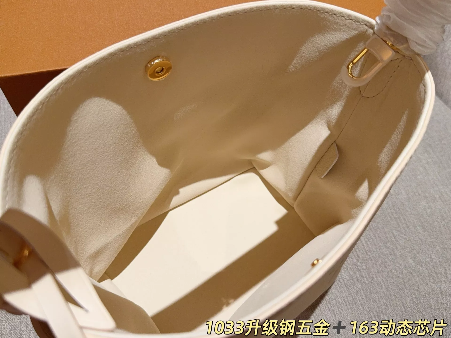 루이비통 압화 엠보 버킷 미니백 상세 이미지 18