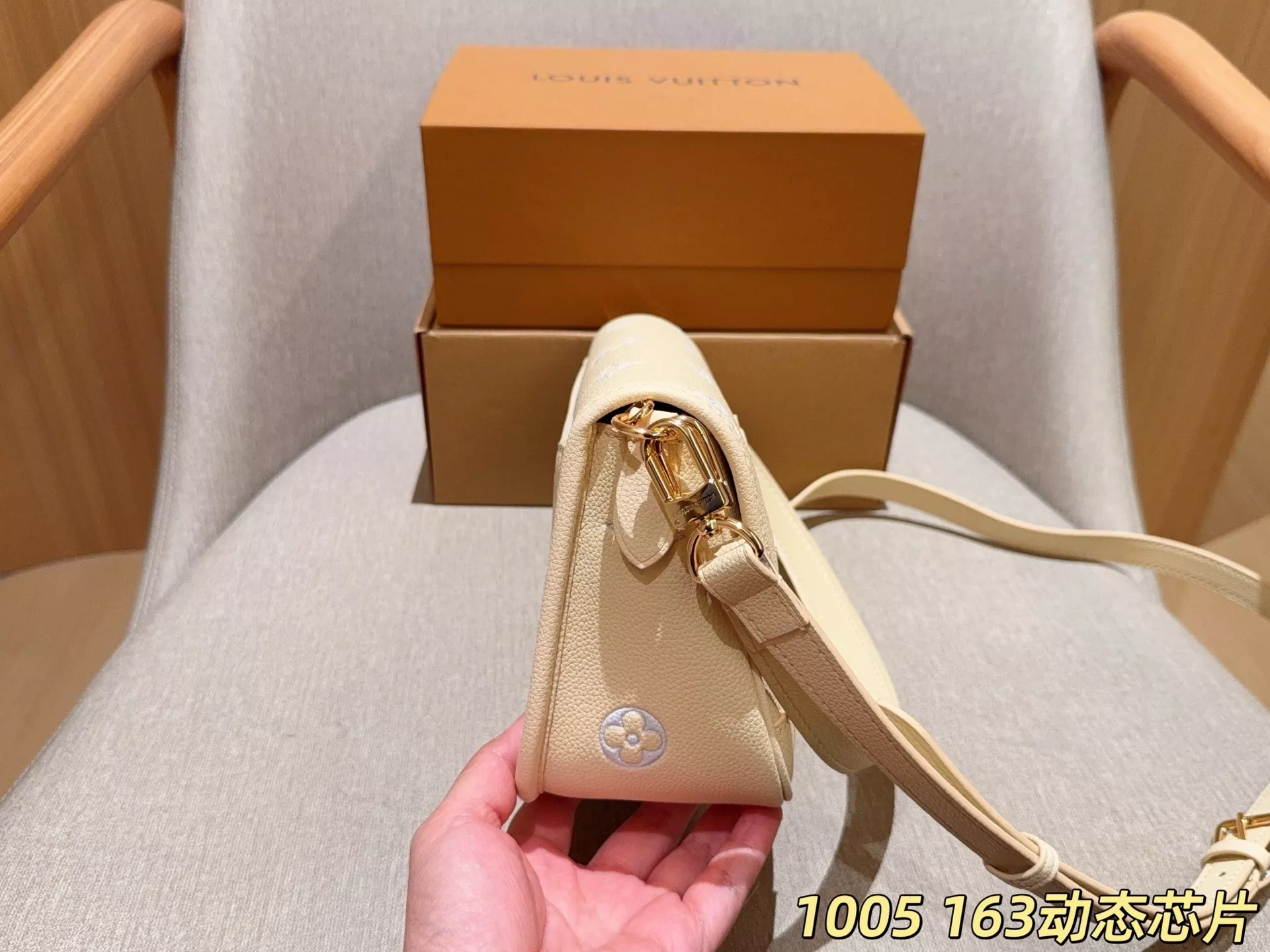 루이비통 다이앤 엠보싱 모노그램 바게트백 상세 이미지 5