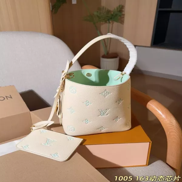 루이비통 엠보 모노그램 올 인 BB 버킷백