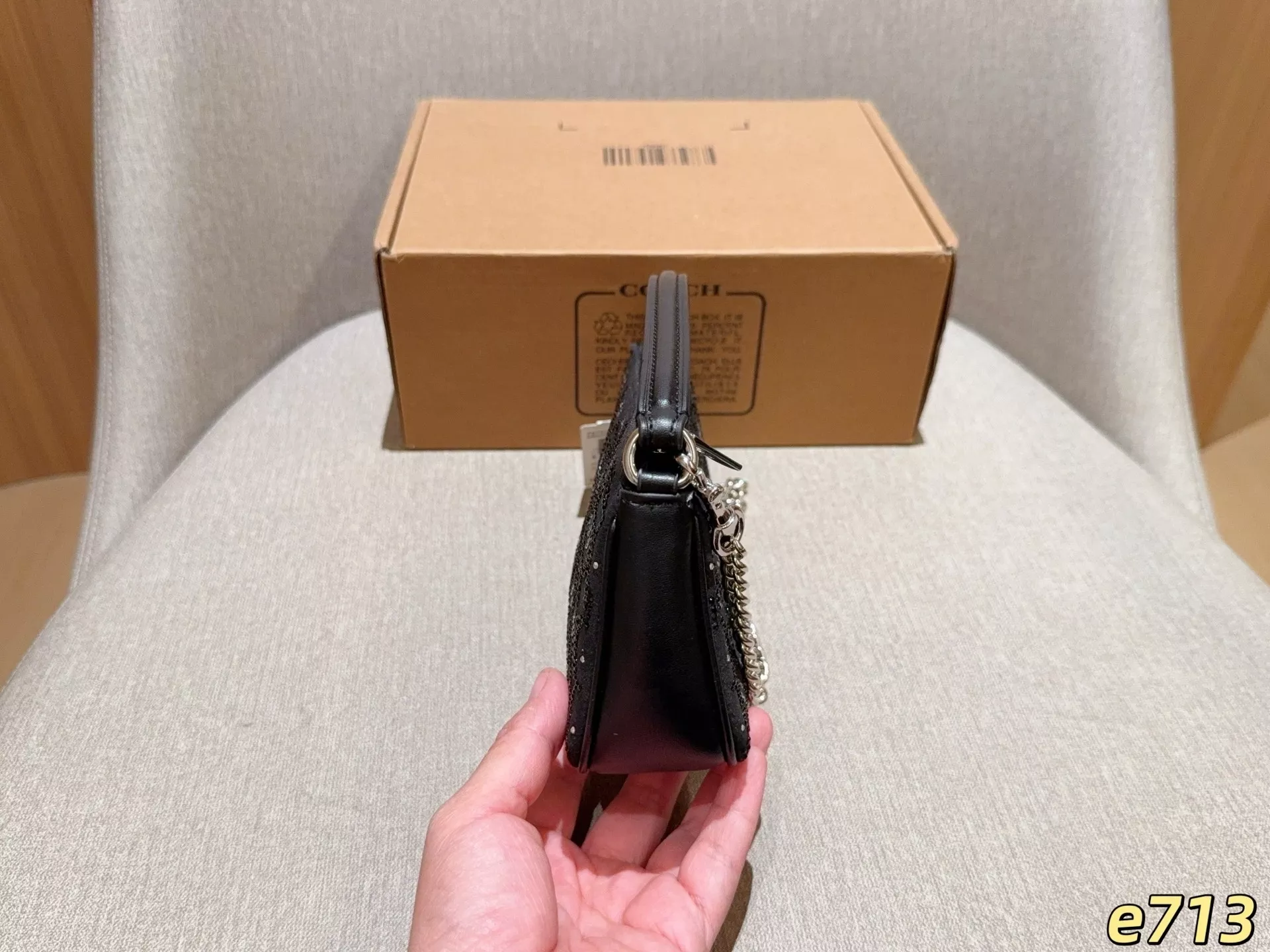코치 놀리타 19 크리스탈 장식 숄더 바게트백 상세 이미지 5