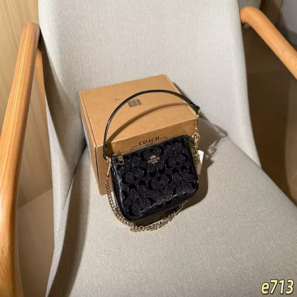 코치 놀리타 19 엠보싱 페이턴트 체인 바게트백